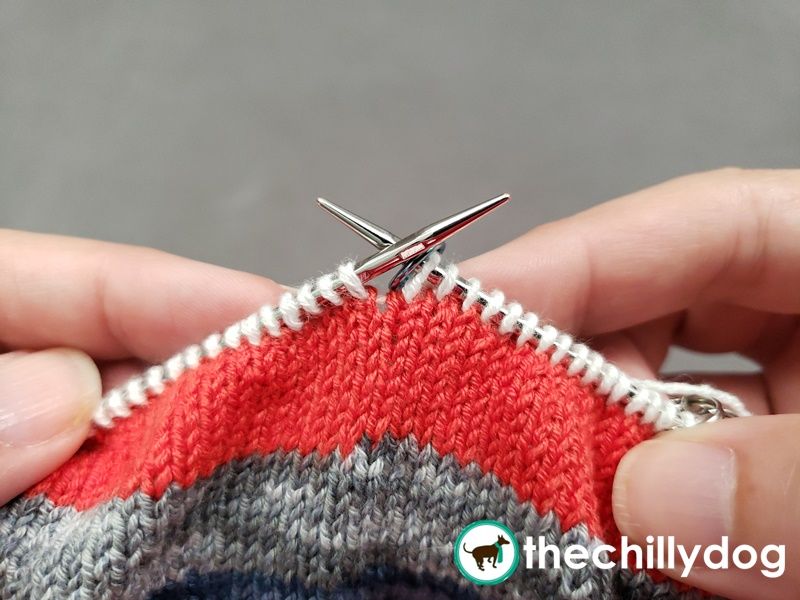 Attaching a new yarn when knitting wide stripes in the round.